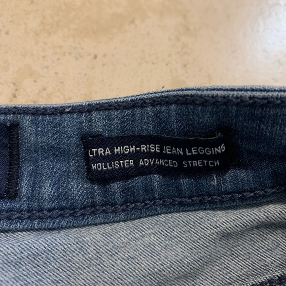 💜 Hollister Ultra High-Rise Jean Legging, Advanced Stretch - W26 L26, Size 3S - Picture 3 of 7
